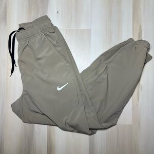 Nike Form Tapered Versatile Pants Lightweight Jogger fb7497247 Beige Sz Small